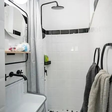 Exquisite Art Deco 2br Prime Location Lejlighed