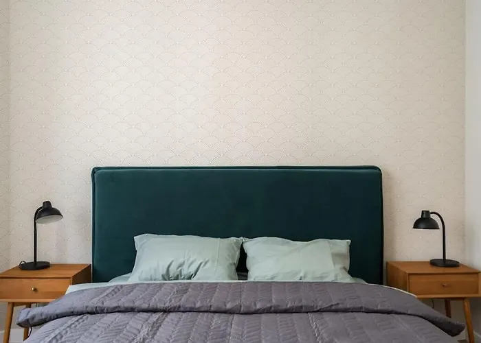 Exquisite Art Deco 2br Prime Location Apartament