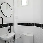 Exquisite Art Deco 2br Prime Location *