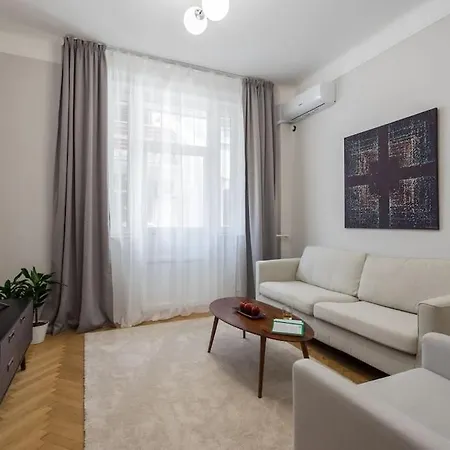 Exquisite Art Deco 2br Prime Location Apartment