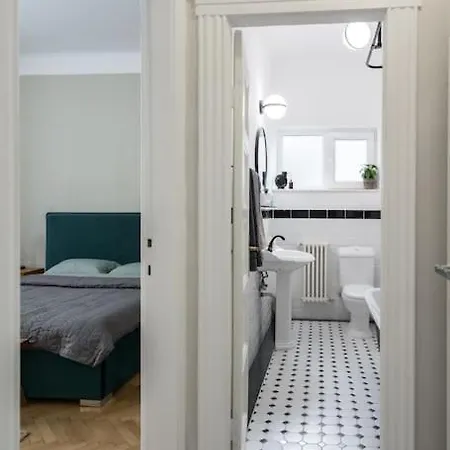 Exquisite Art Deco 2br Prime Location *