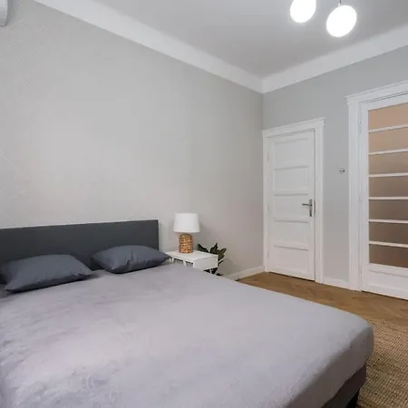 Exquisite Art Deco 2br Prime Location *