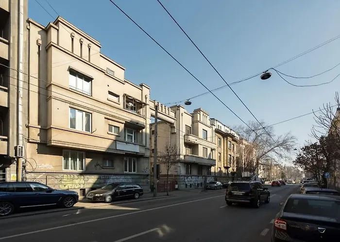 Exquisite Art Deco 2br Prime Location شقة *