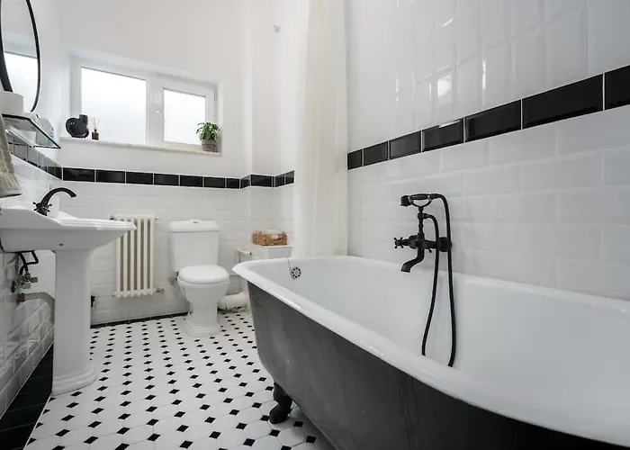 Exquisite Art Deco 2br Prime Location شقة *