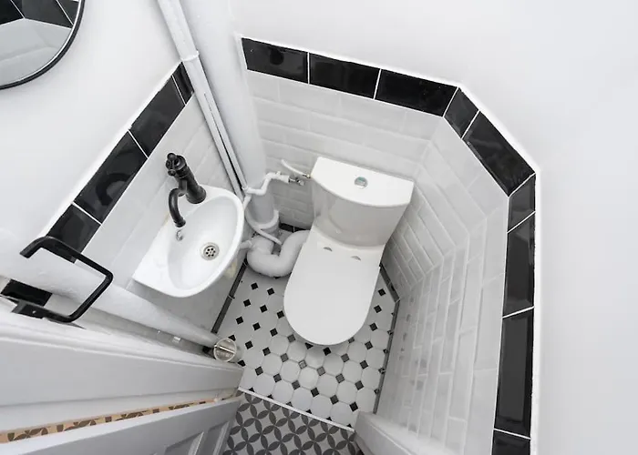 Exquisite Art Deco 2br Prime Location