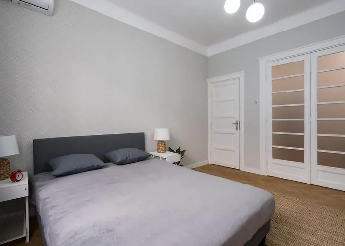 Exquisite Art Deco 2br Prime Location *