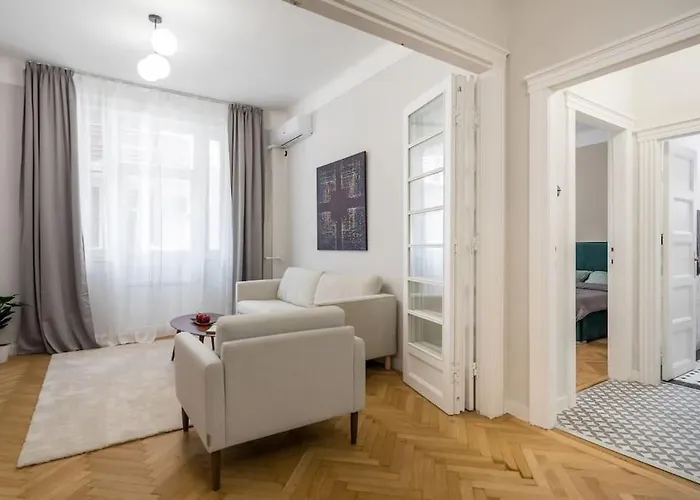 Exquisite Art Deco 2br Prime Location Бухарест