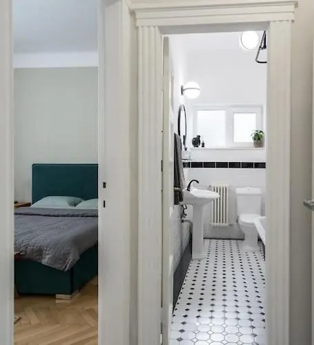 Exquisite Art Deco 2br Prime Location *